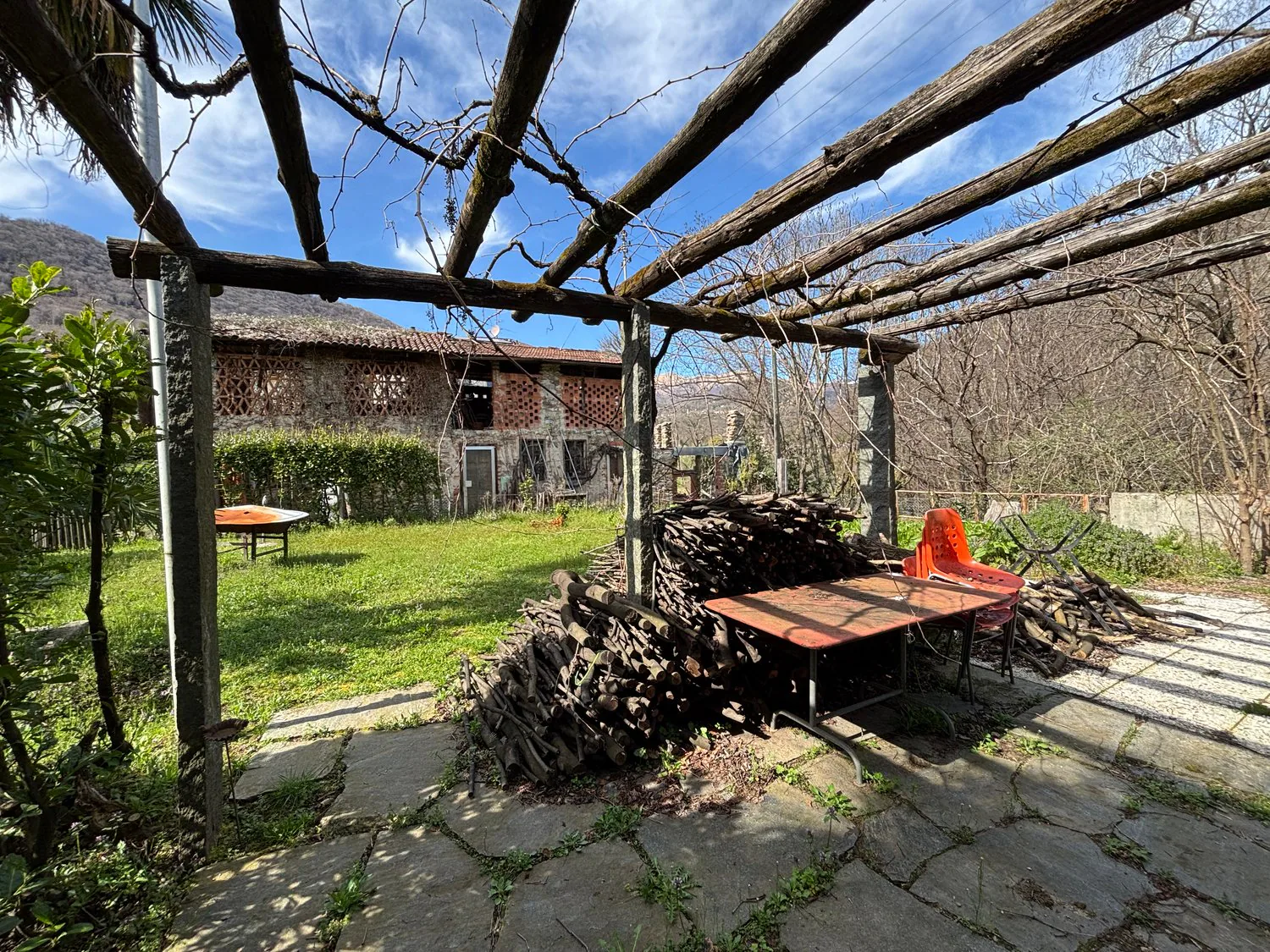 Casa di 3 appartamenti da ristrutturare, giardino con pergola, rustico e bosco