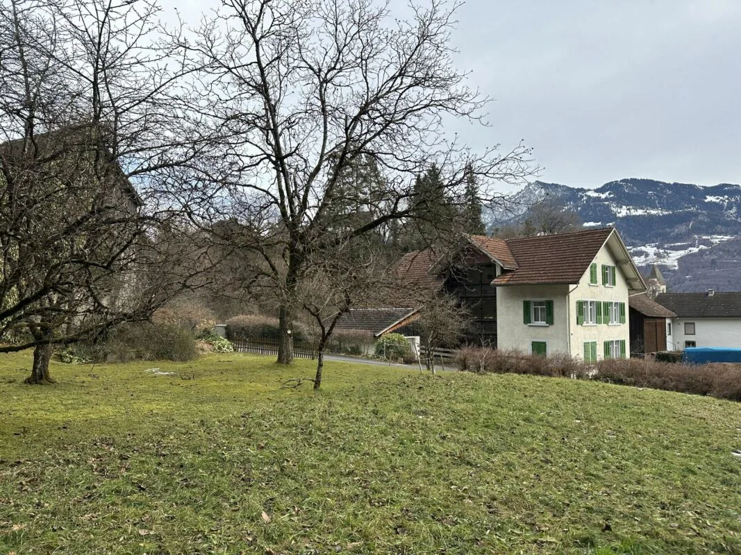RÉSERVÉ - 787 m2 de terrain à bâtir dans la zone du centre du village Sevelen avec ancienne maison d'habitation et grange