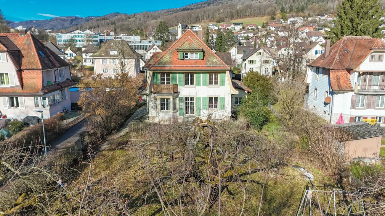 8.5-room house, also usable as a multi-generation house, on 1,441 m2 of land with building land reserve