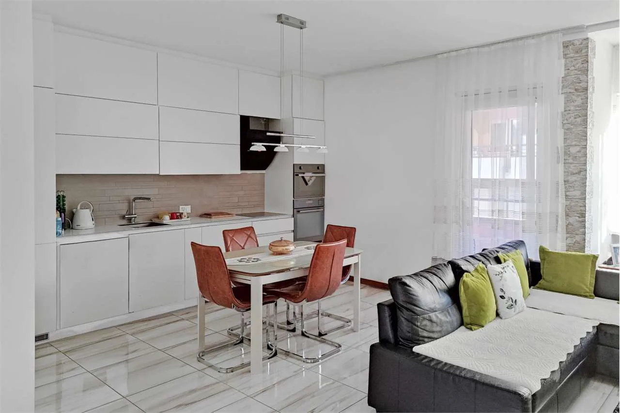 Massagno: 4.5-room apartment near the station