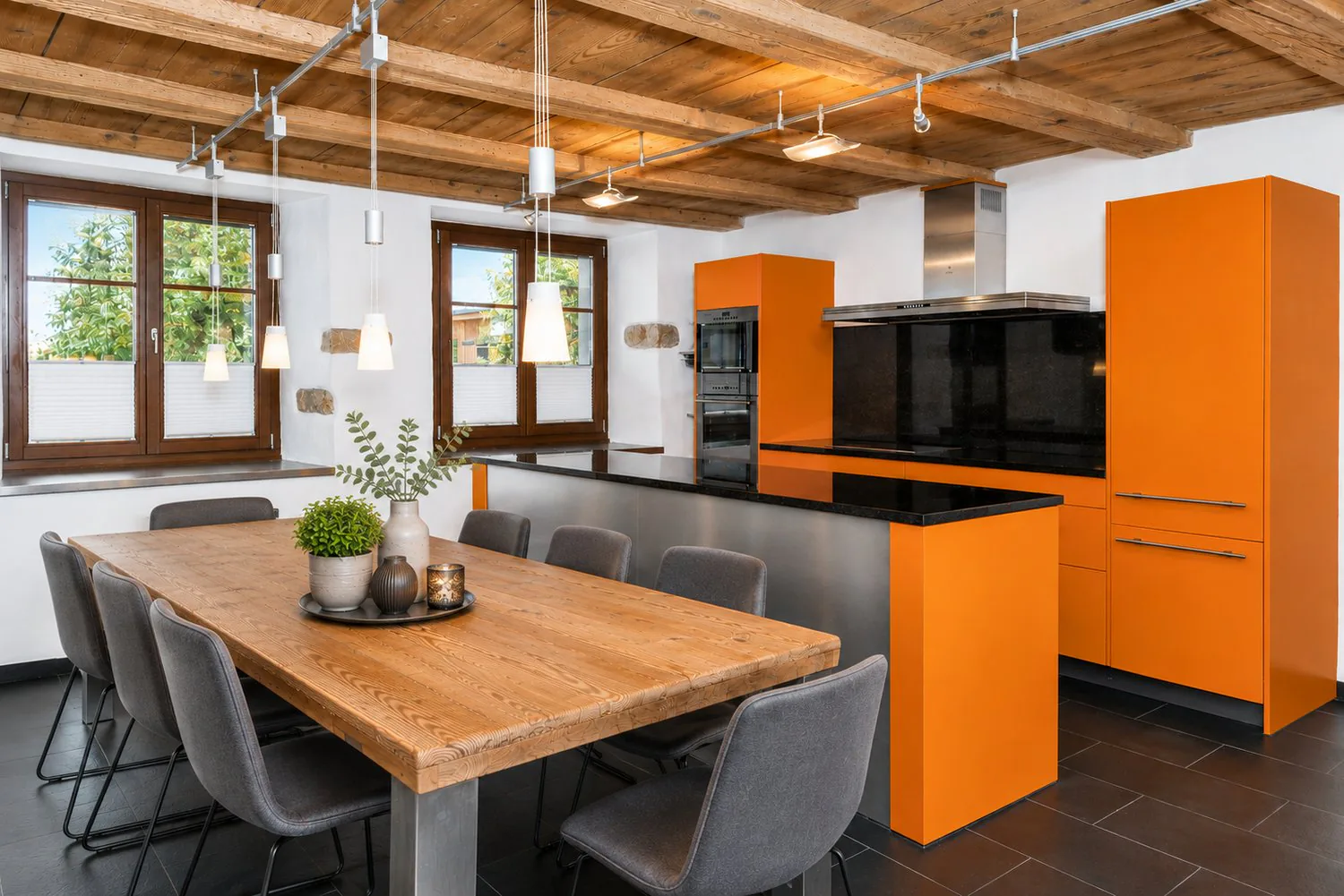 Appartamento maisonette di 3½ locali al piano terra e al 1° piano con balcone, compreso garage e parcheggio esterno