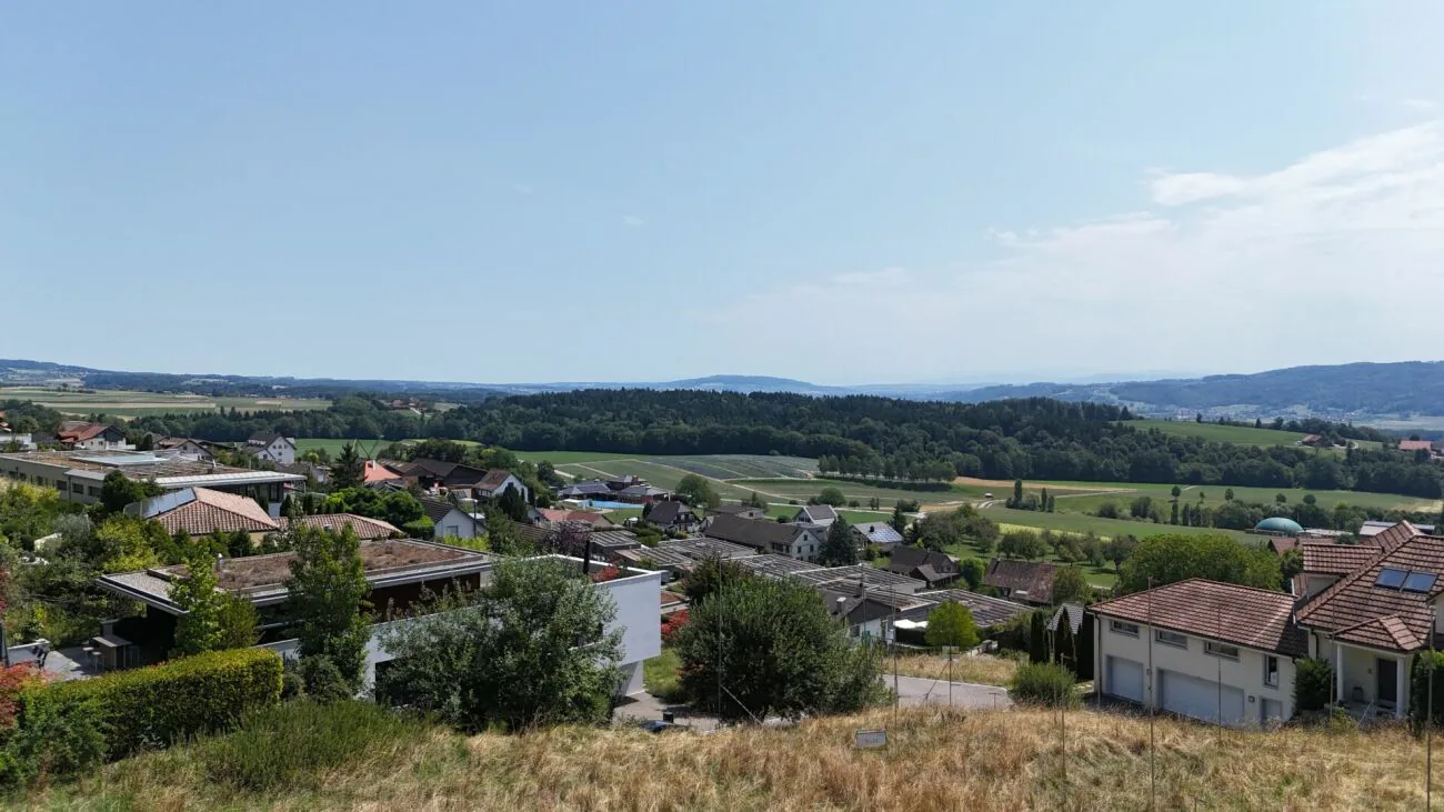 Parcelle exclusive avec vue loin à une situation en pente bien ensoleillée