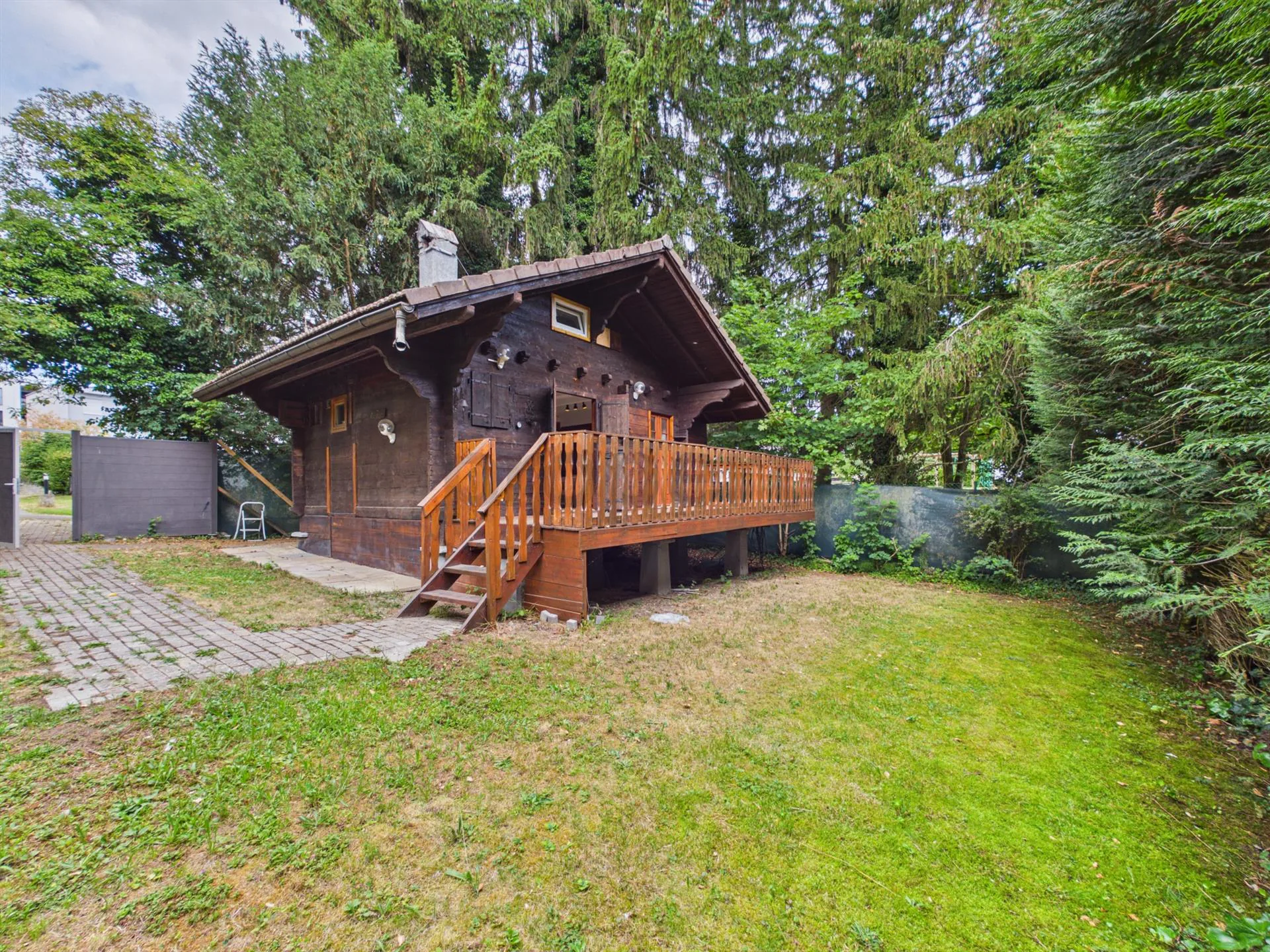 Authentic charm of wood, modern finishes, and terrace on the edge of greenery