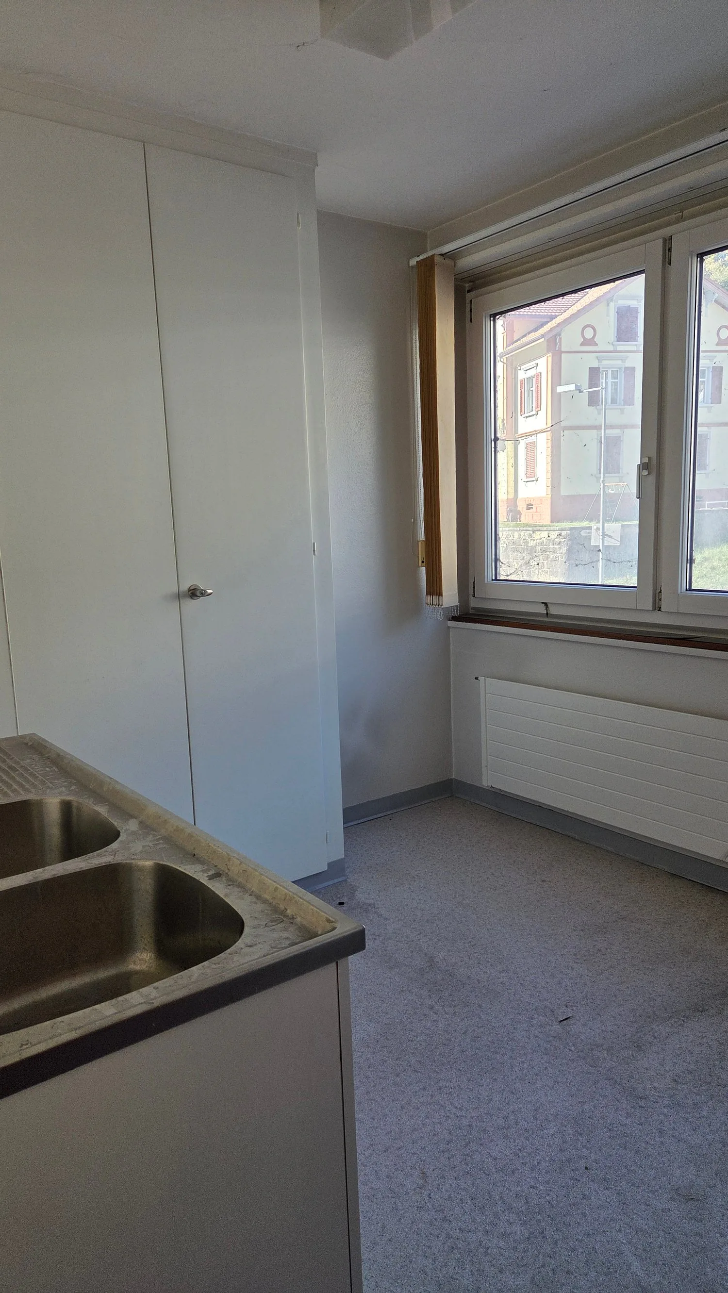 Storage space of about 10m2, located between the city center and the CFF train station