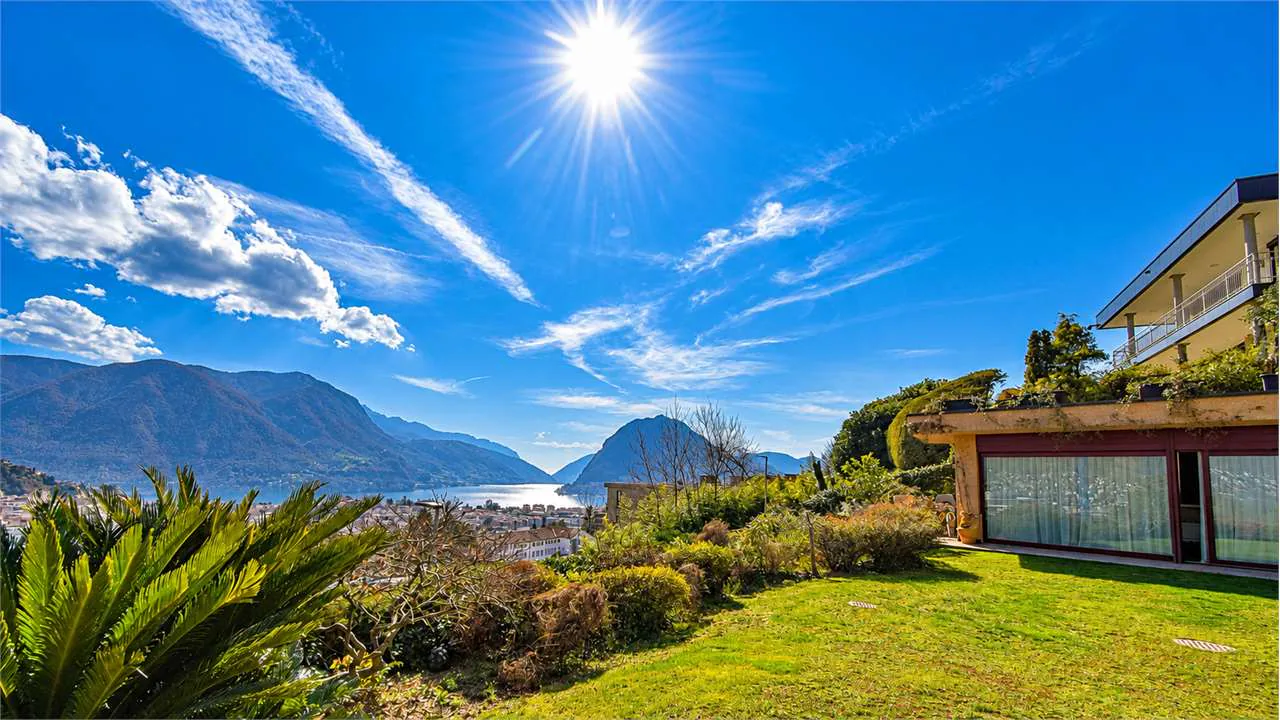 Prestigious Apartment with Garden and Lake View