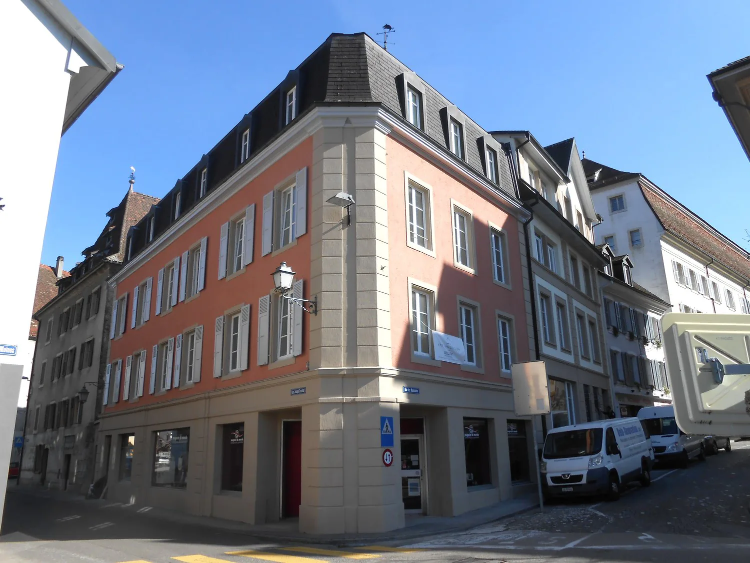 Schönes Mietshaus in perfektem Zustand mit 12 Wohnungen und 1 Gewerbeimmobilie vermietet