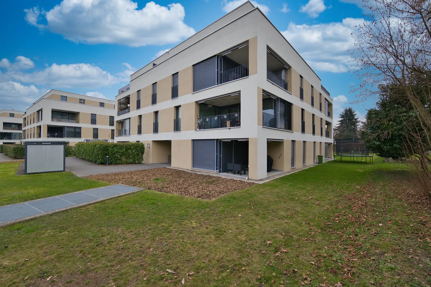 Appartamento esclusivo 4.5 locali con balcone, cantina & stazione di ricarica E presso parcheggio