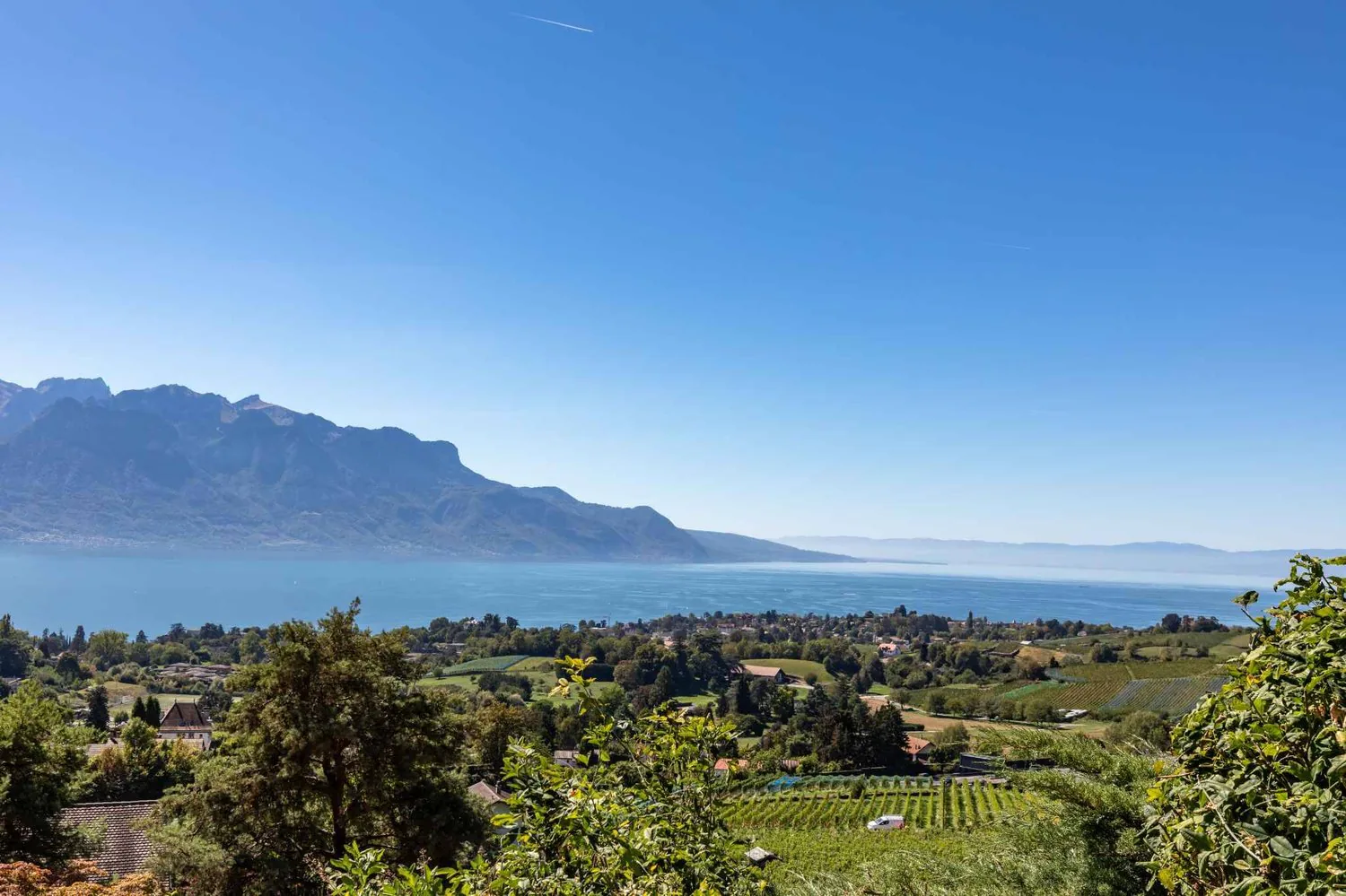 Single-story family villa with panoramic views of Lake Geneva