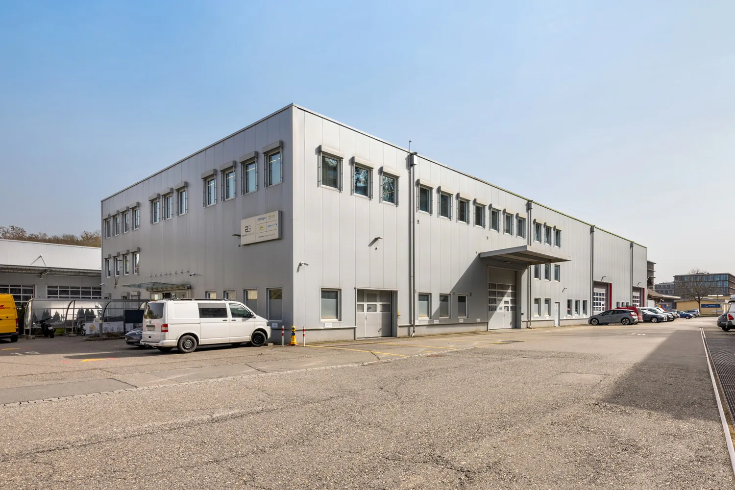 Gewerbezentrum mit Lager, Büro und Showroom an attraktiver Lage in Ittigen
