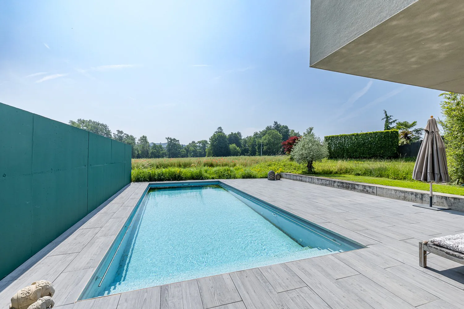 Maison exclusive avec piscine dans un emplacement central.