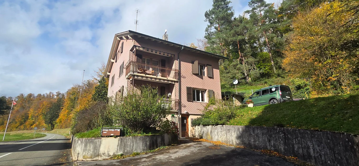 Gebäude mit Rendite und 3 Wohnungen sowie 1'400m2 Grünfläche