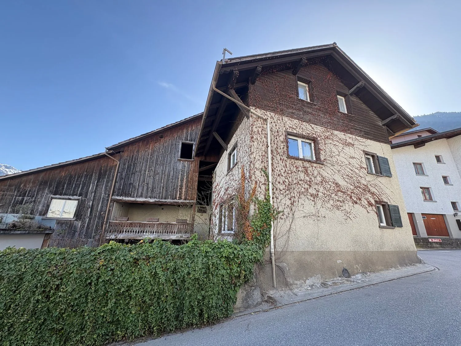 Untervaz - Single-family house with stable and garage