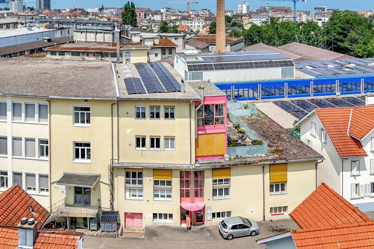Imponente edificio residenziale e commerciale con due grandi appartamenti e spazio commerciale polivalente in posizione centrale