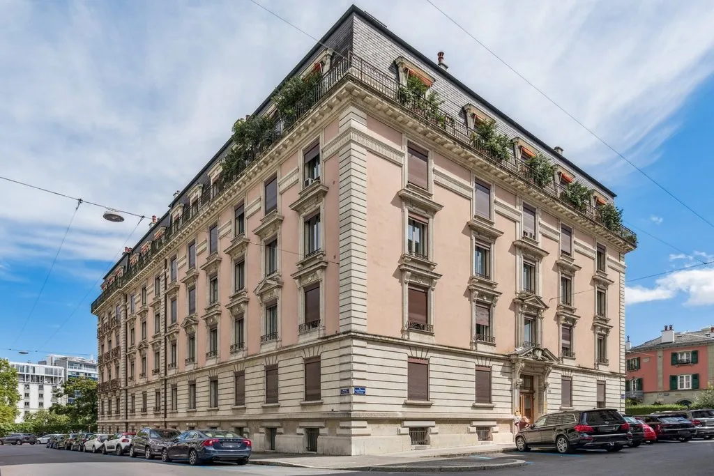 Prächtige 8-Zimmer-Wohnung in der Nähe der russisch-orthodoxen Kirche