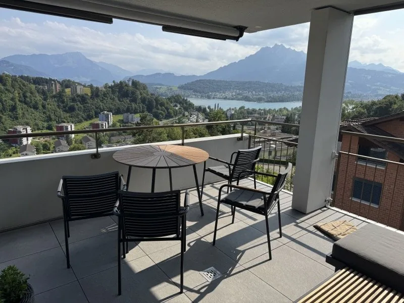 Wohngenuss auf höchstem Niveau 4.5-Zimmer-Wohnung mit fantastischer See- und Bergsicht