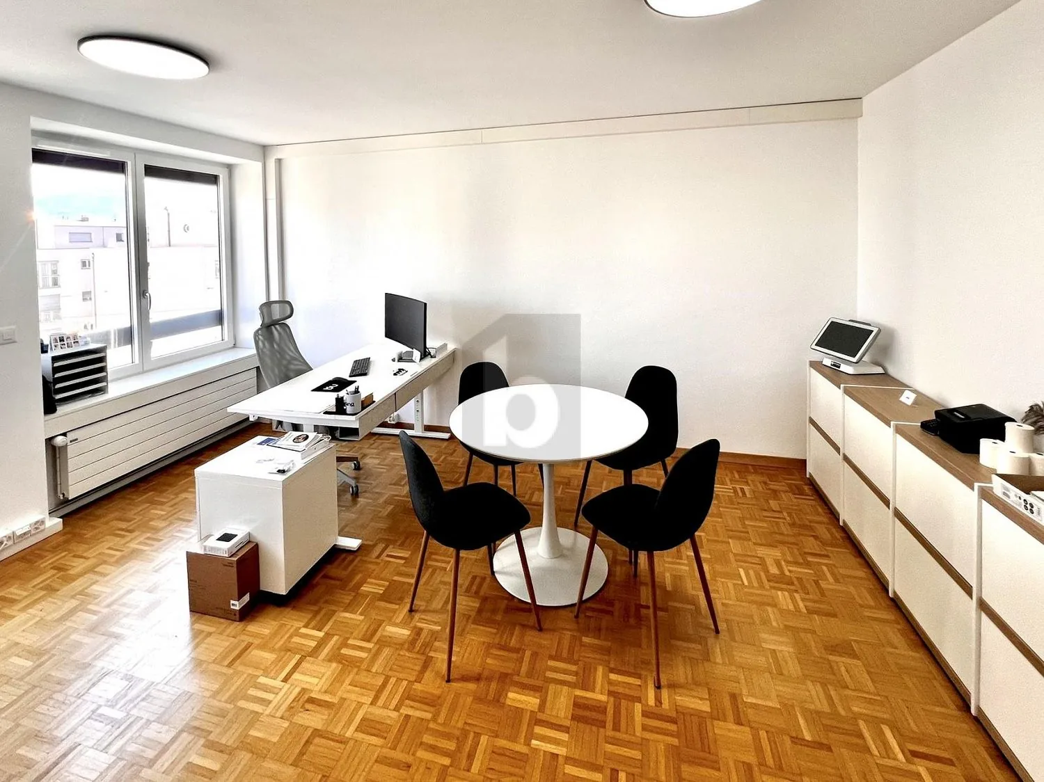 BÜRO UNTER DEM BAHNHOF MIT SÜDLICHER AUSRICHTUNG