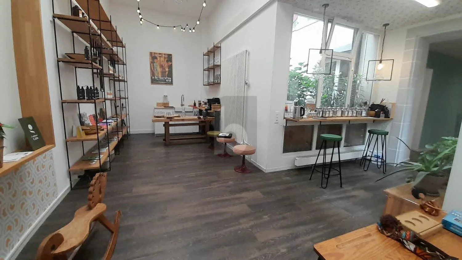 BRIGHT AND MODERN COMMERCIAL SPACE
