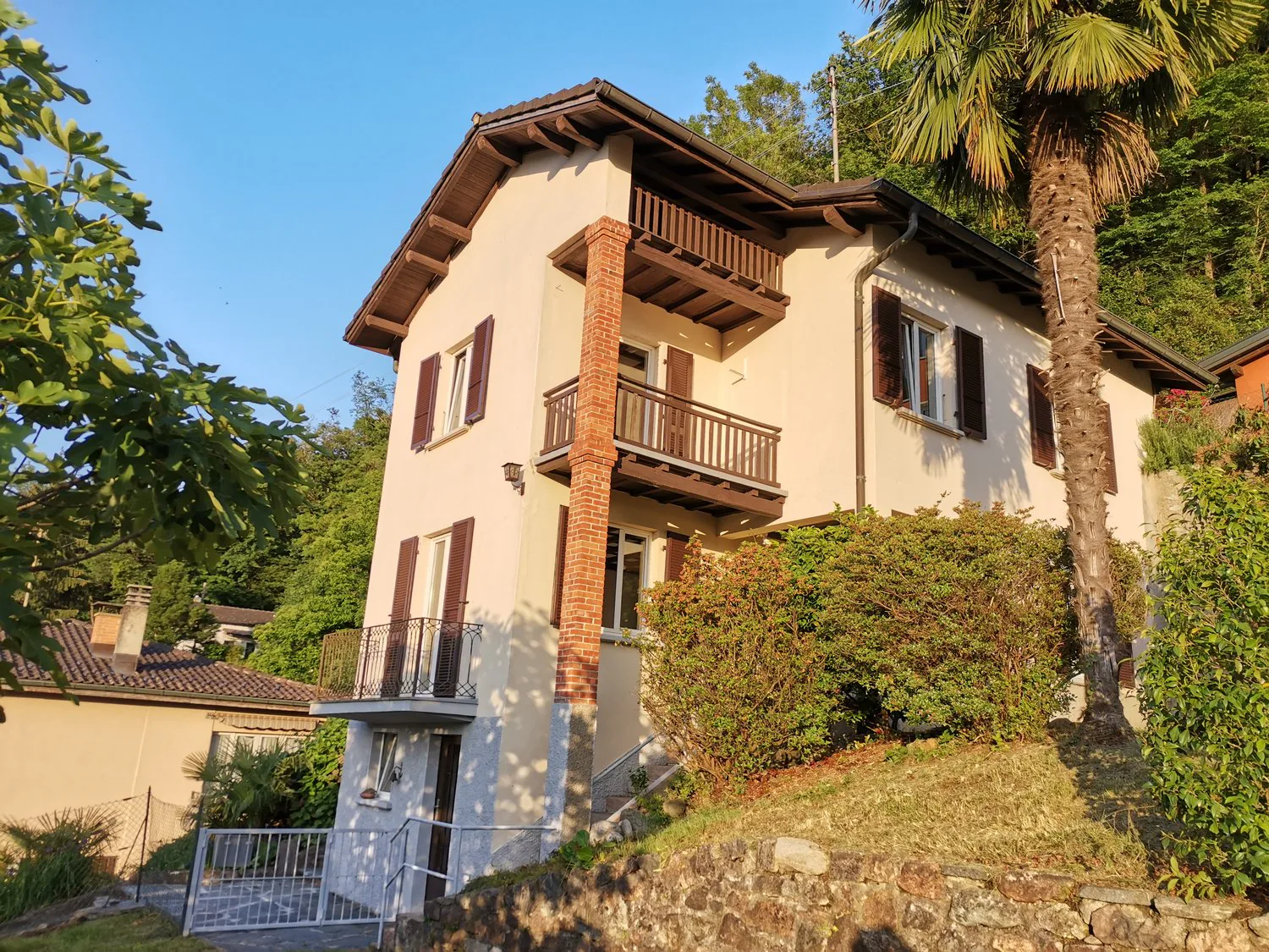 Einladendes Tessiner Haus mit Garten und Blick auf den Luganer See