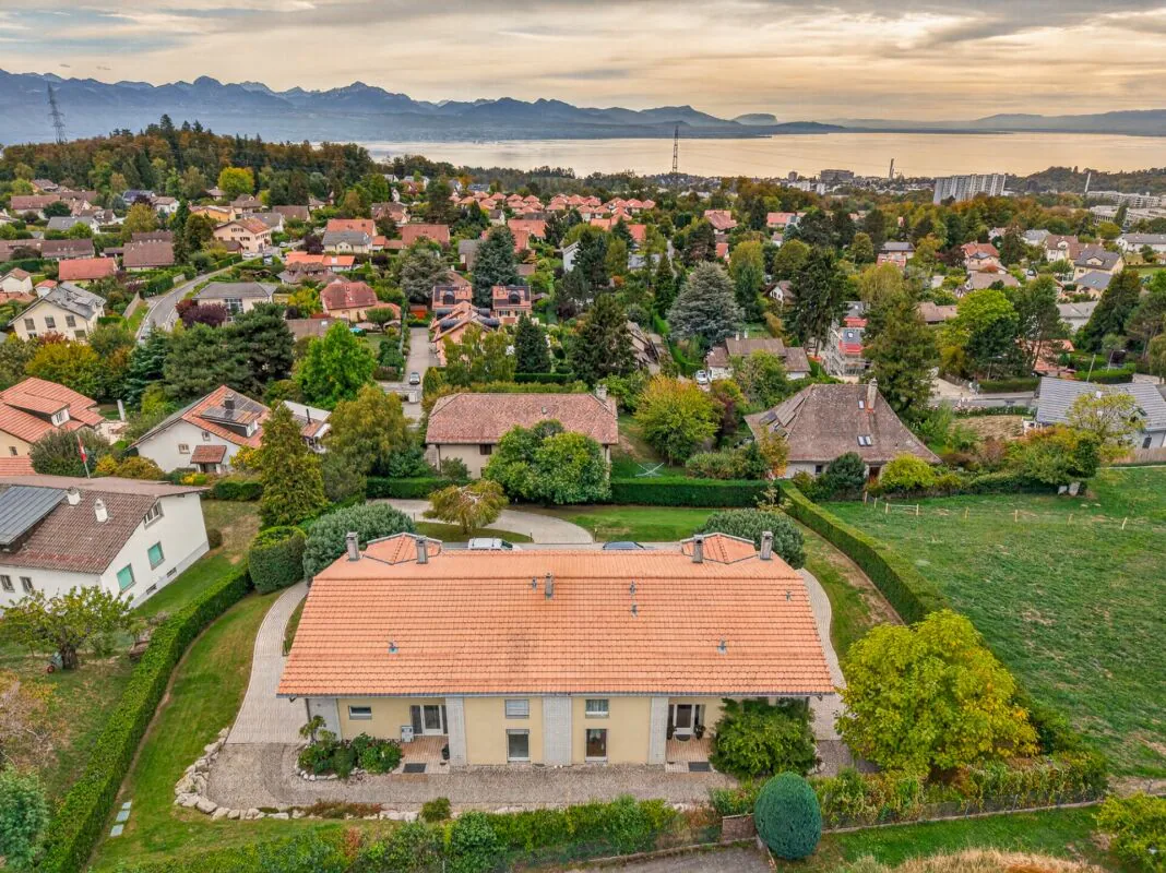 Semi-detached villa in Epalinges, with a view of the lake and the mountains