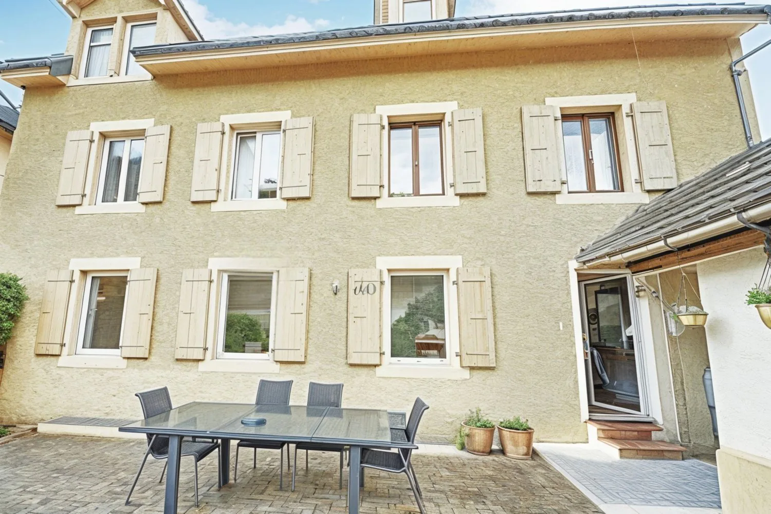 Val-de-Travers (NE) – Large 10.5-room house, modular to suit