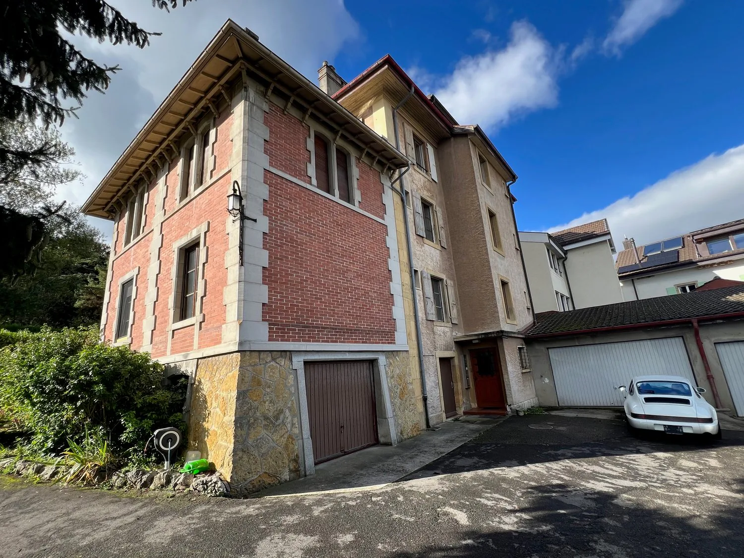 Colombier (Milvignes) - Edificio residenziale con 3 unità e garage