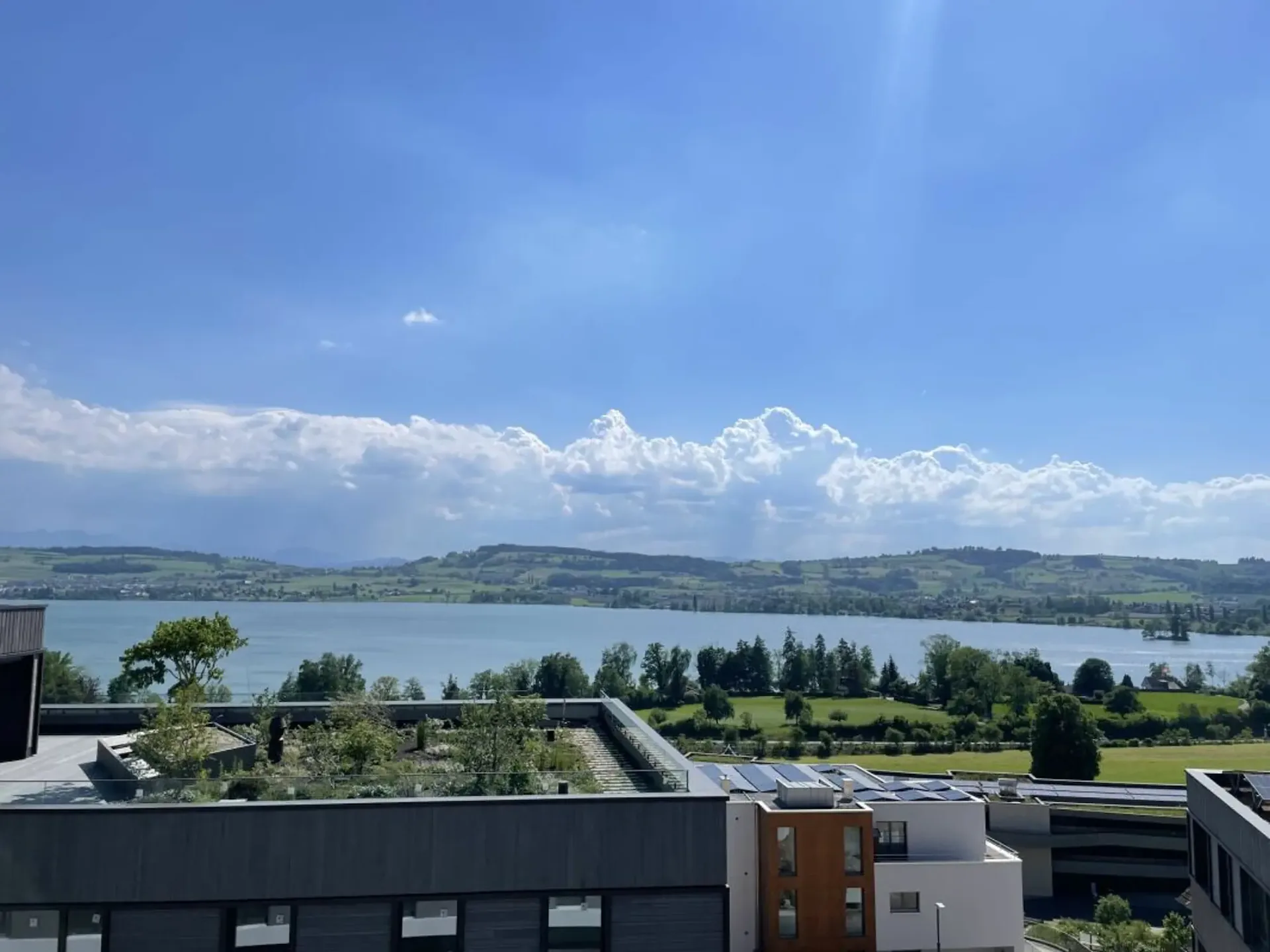 Appartement en attique neuf prêt à être occupé avec vue sur le lac et les montagnes