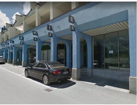 Local commercial au centre d'Obersee avec une façade vitrée de plus de 8m à Arosa