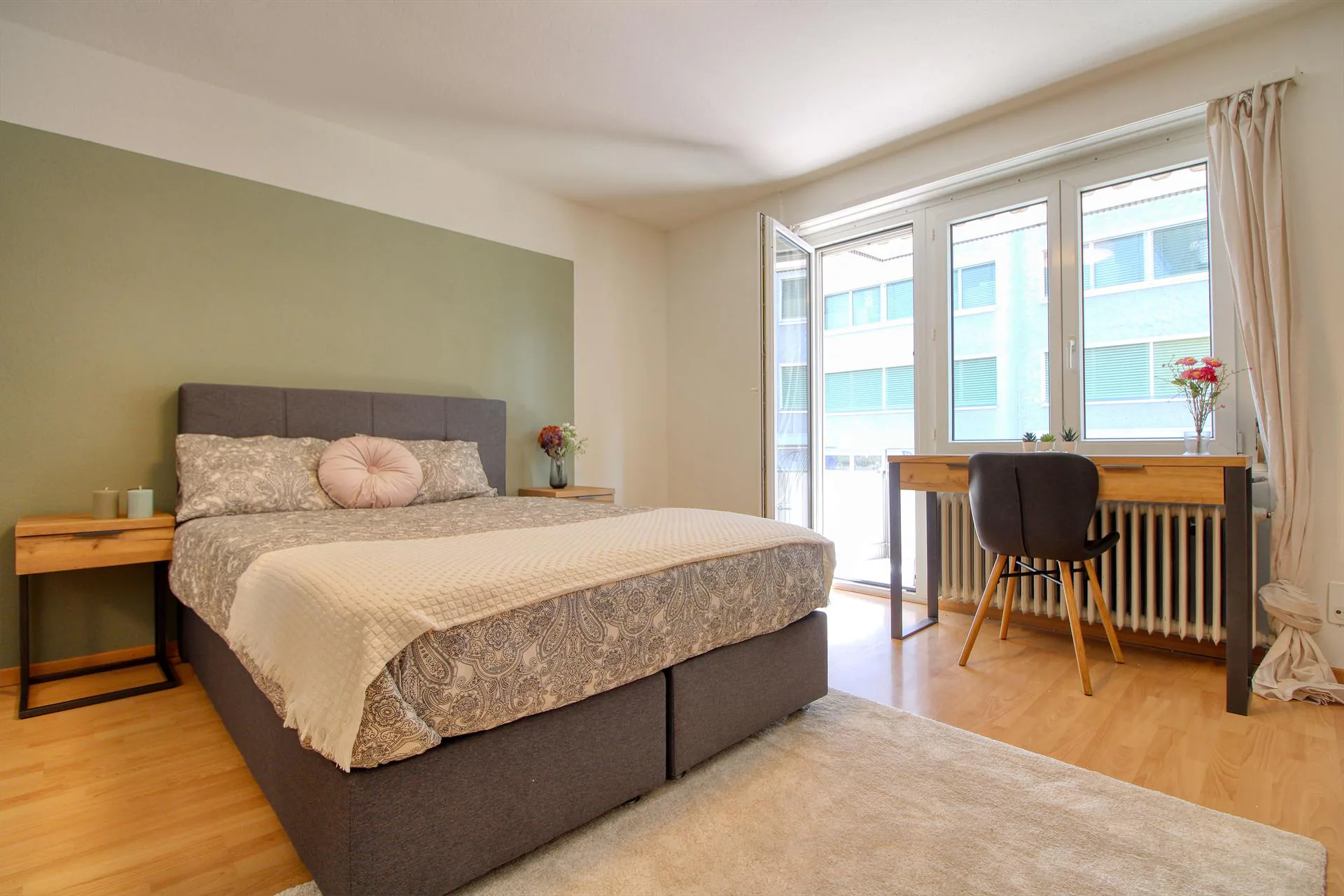 Furnished room in modernised apartment in a top location