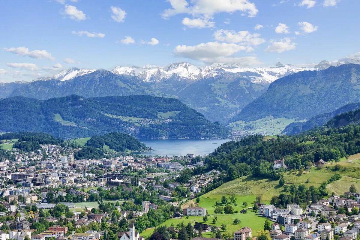 Trône au-dessus des toits de Kriens sur Sonnenberg - Appartement-maisonnette en attique de 4,5 pièces avec terrasse
