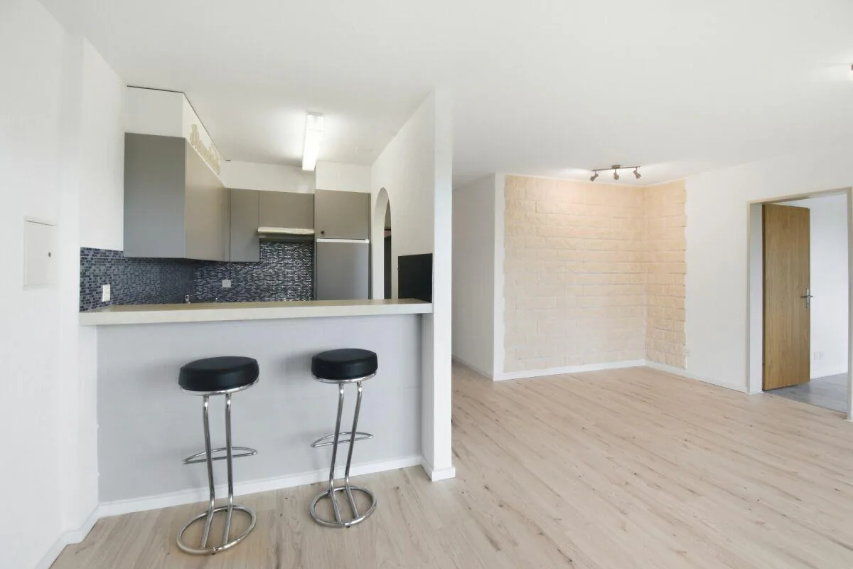 Appartamento attraente parzialmente ristrutturato di 2,5 locali con balcone