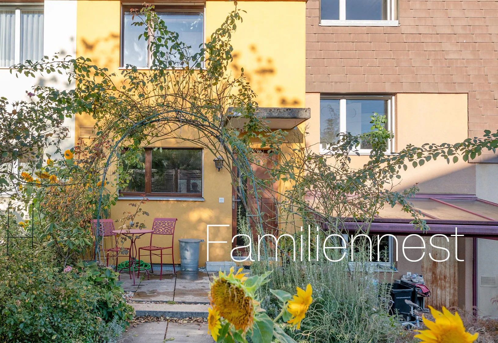 Maison de rang confortable de 5 pièces en situation surélevée