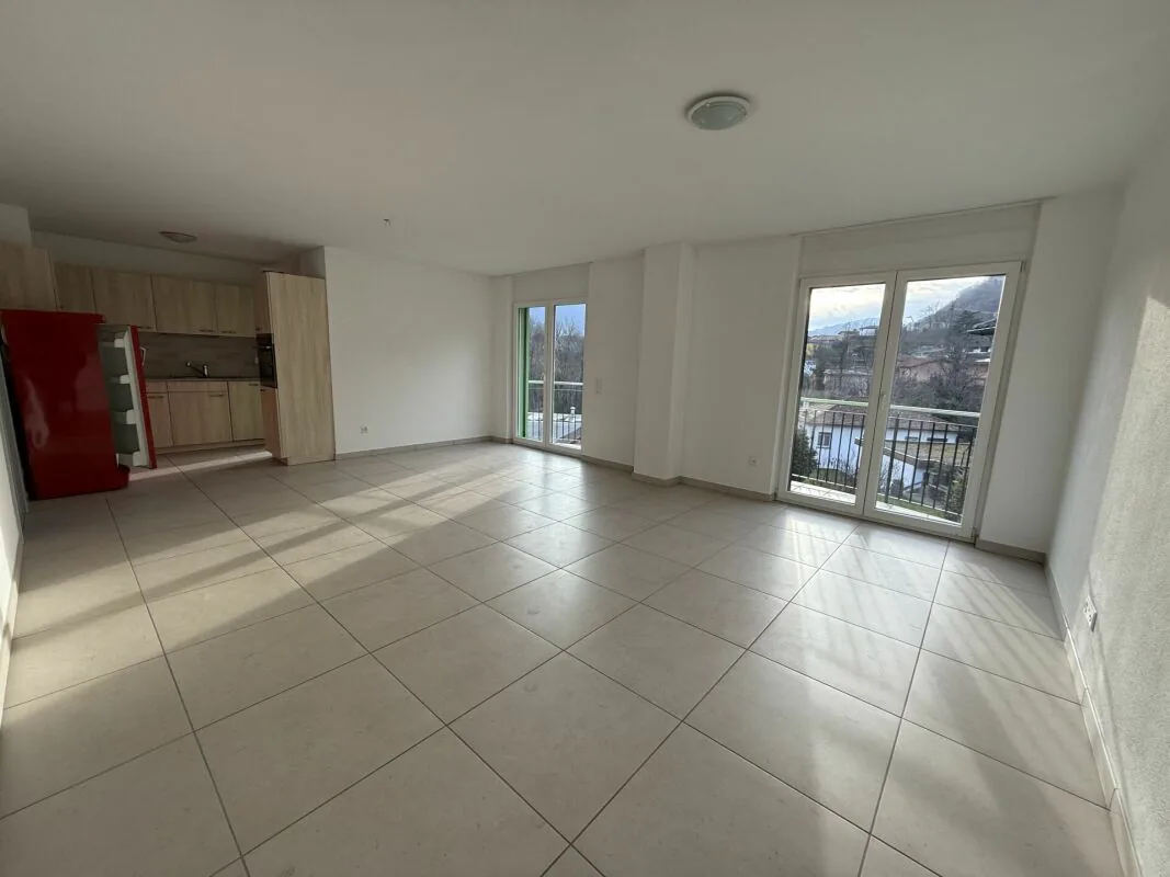 Appartement moderne de 3.5 pièces à Gorduno - Confort, luminosité et tranquillité