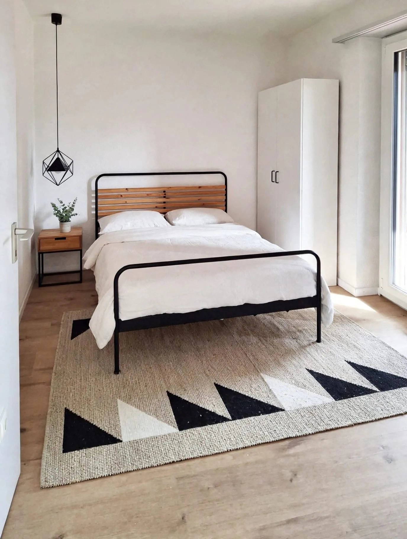 Appartamento di 2,5 locali recentemente ristrutturato con ampio balcone in affitto ad Ascona.
