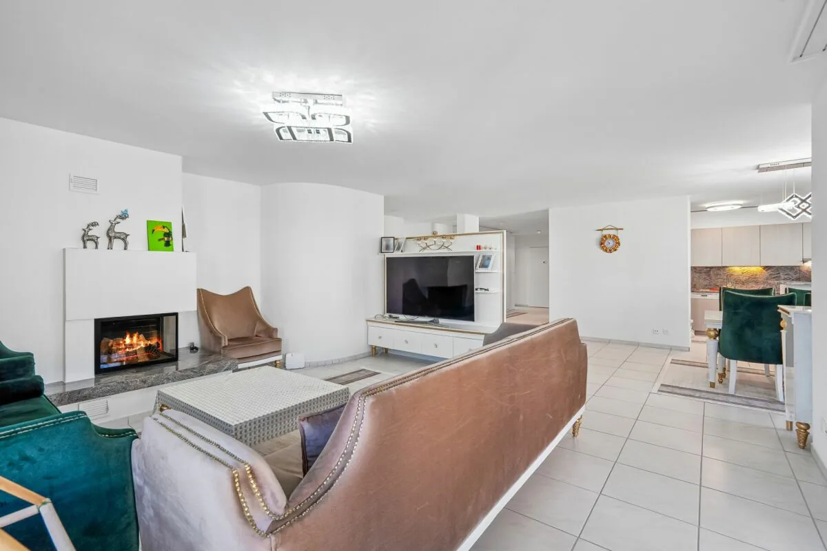 La tua nuova casa: 170 m² di comfort abitativo con giardino invernale e camino