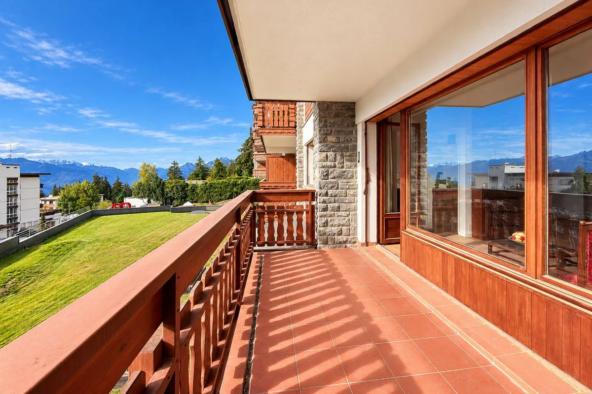 Magnifique appartement rénové, baigné de lumière avec balcon offrant une vue sur les montagnes