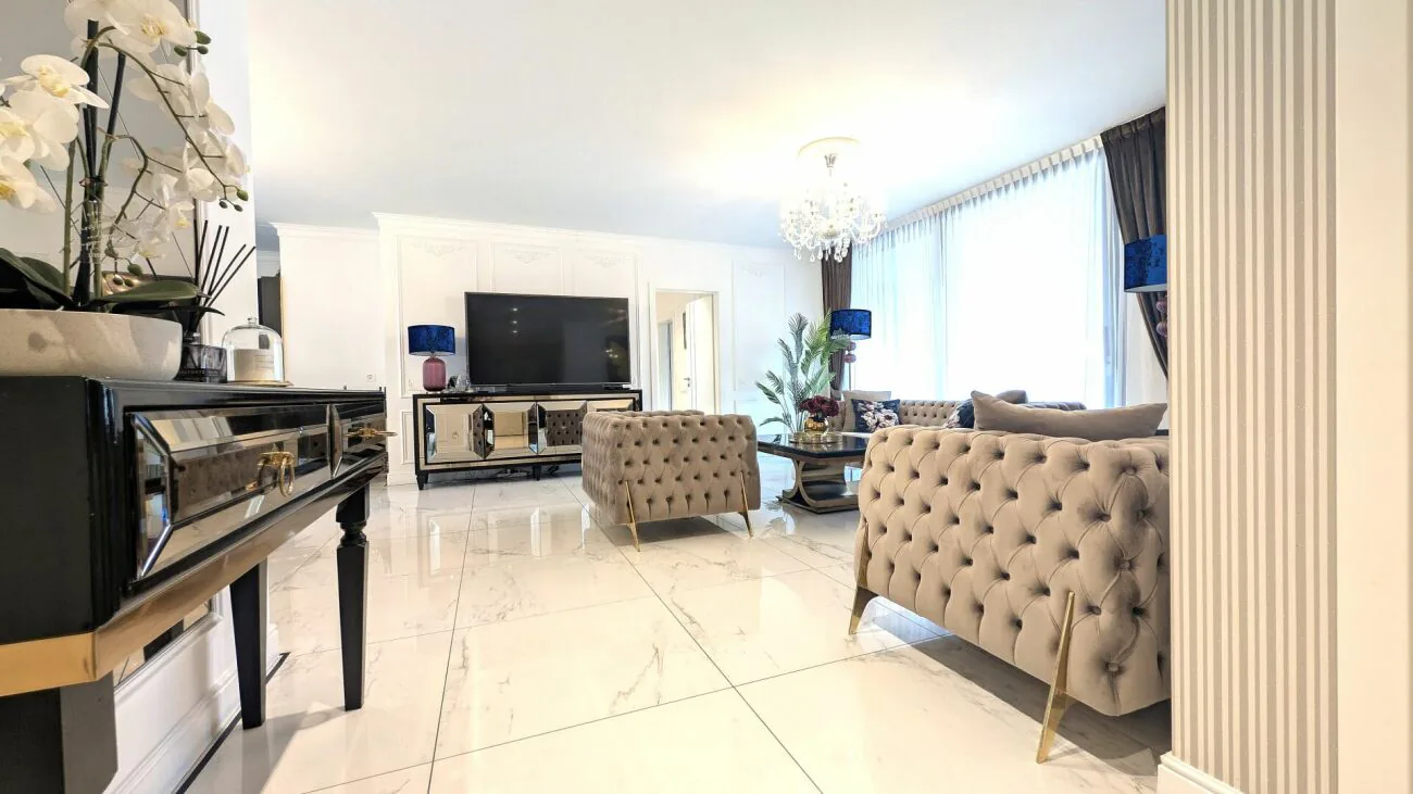 Prästigoses Penthouse mit geräumigen Räumen und drei Panoramabalkonen
