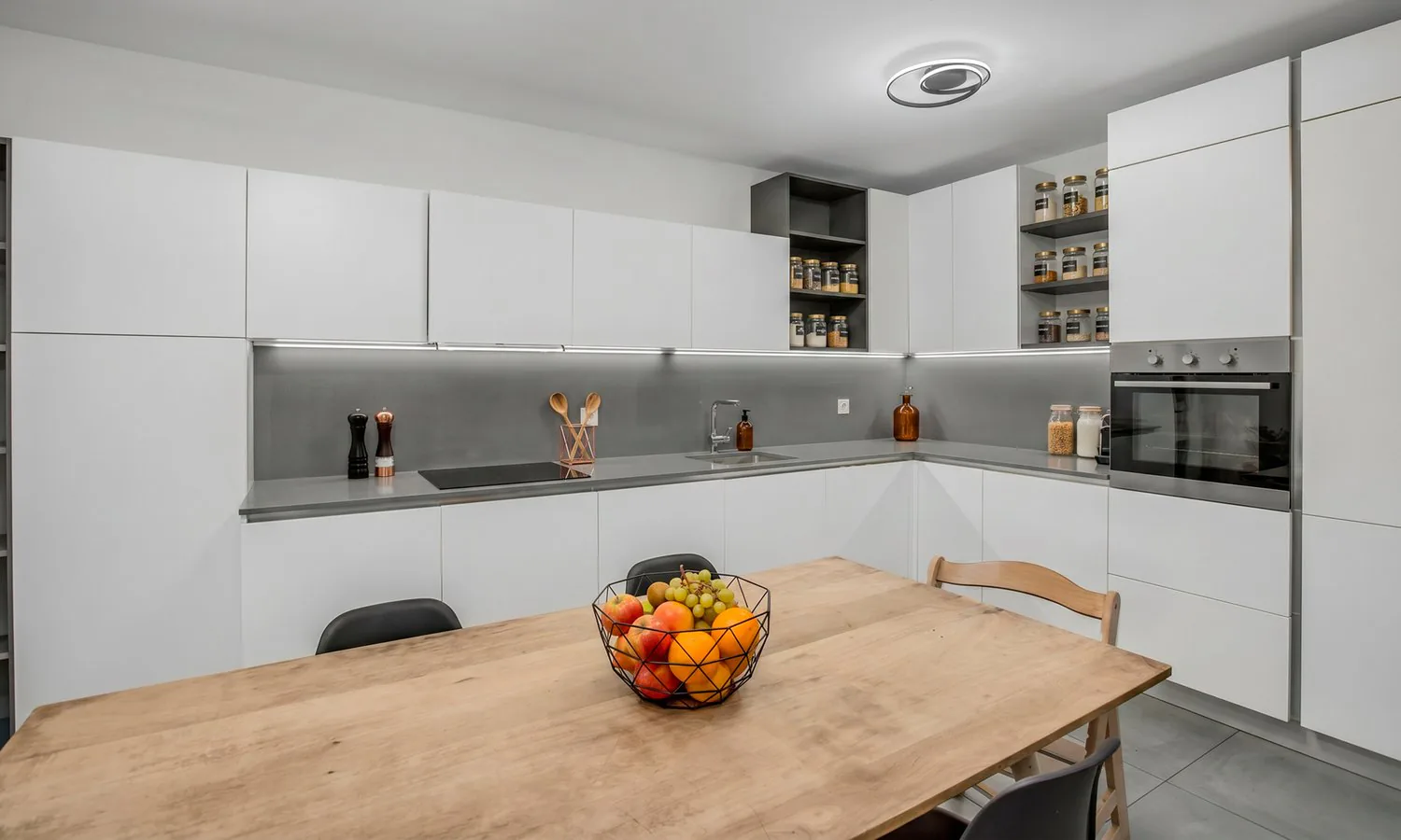 Appartement élégant de 4,5 pièces avec terrasse à Dino