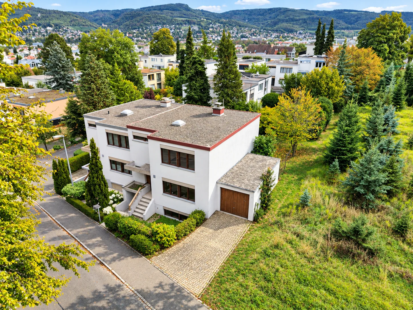Spacieuse maison jumelée de 5,5 pièces avec un potentiel de développement polyvalent