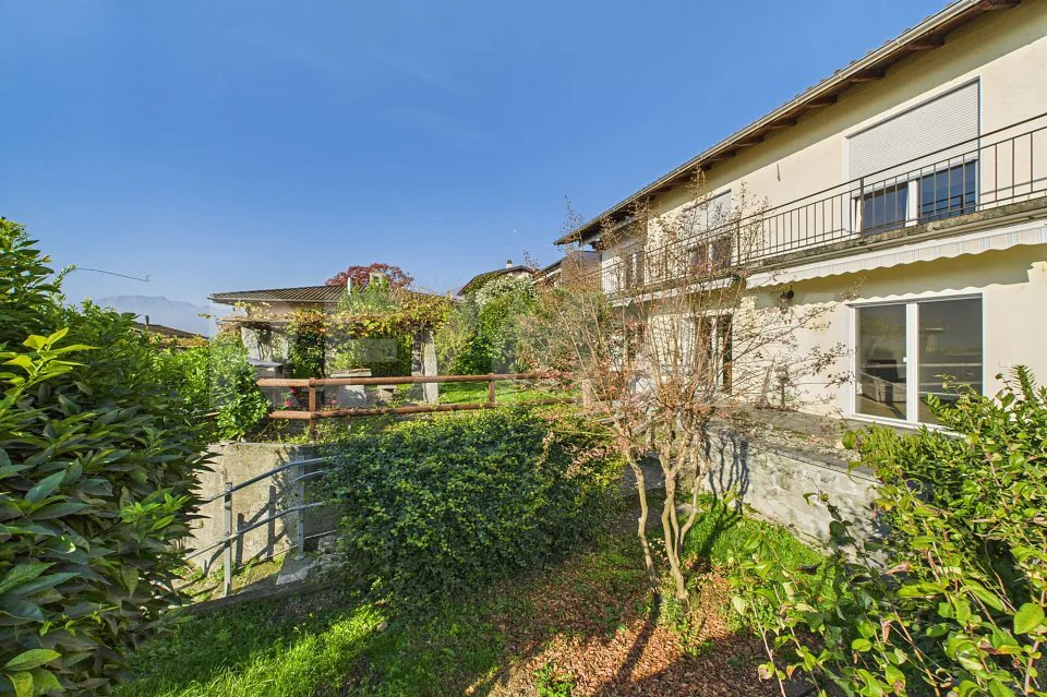 Casa bifamiliare in collina con bella vista e ampio spazio esterno