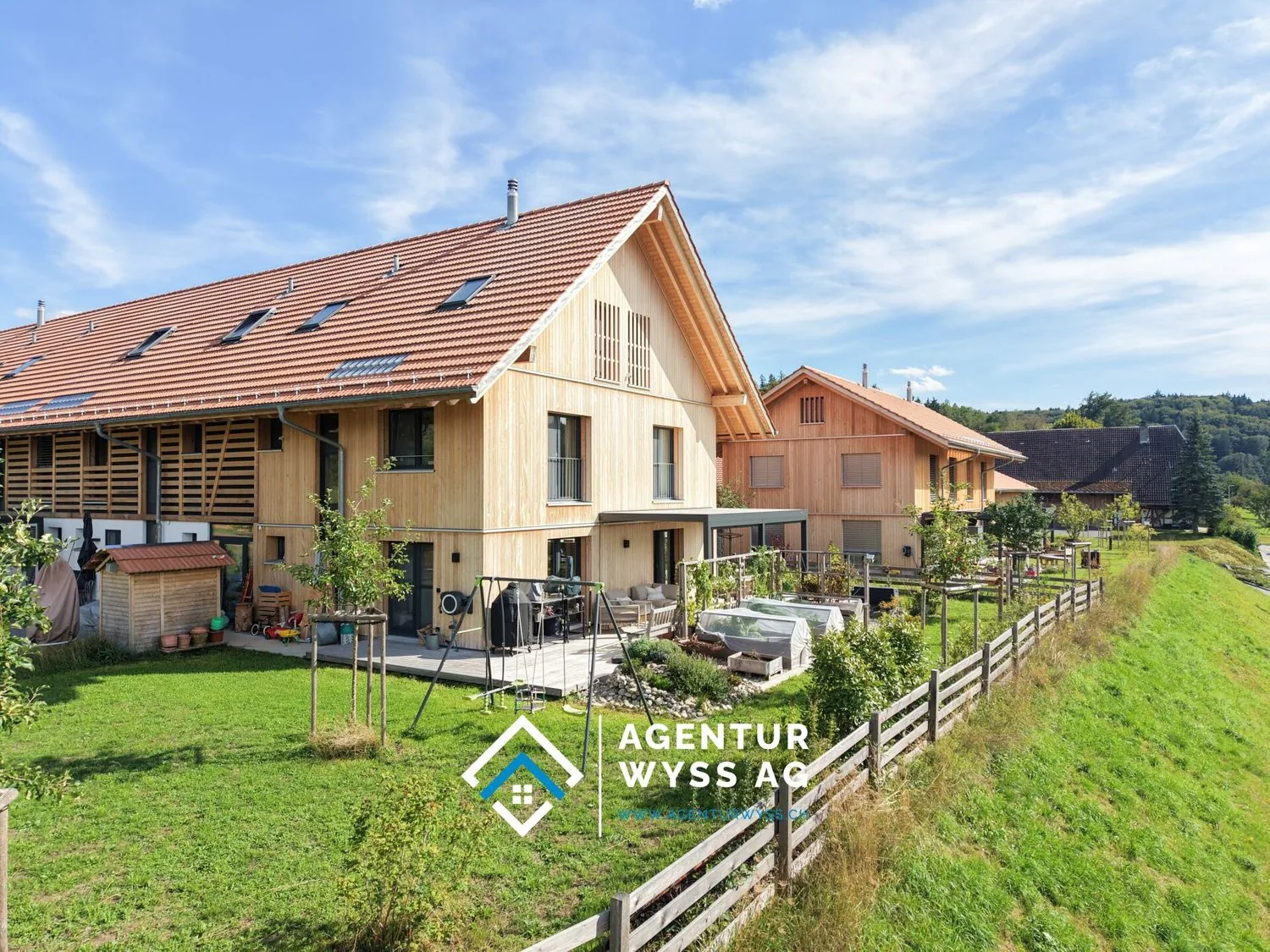 Maison mitoyenne moderne avec espace polyvalent
