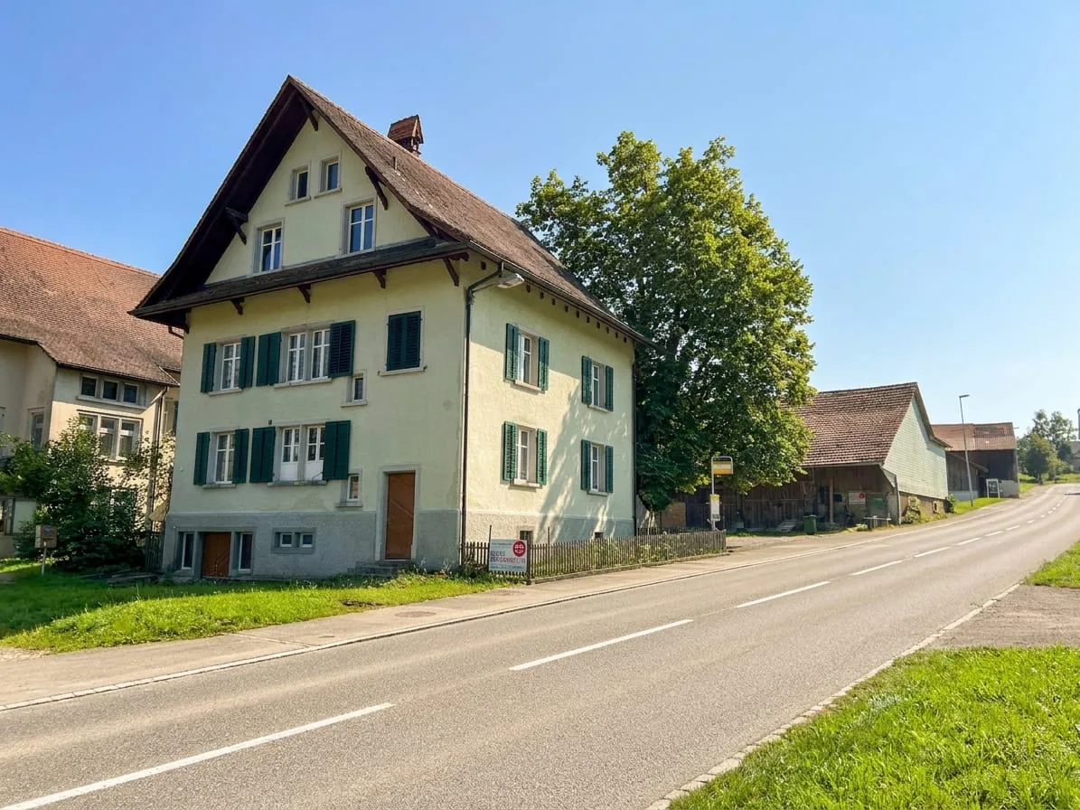 Maison bifamiliale avec 2 appartements et 7 chambres à vendre à Häuslenen