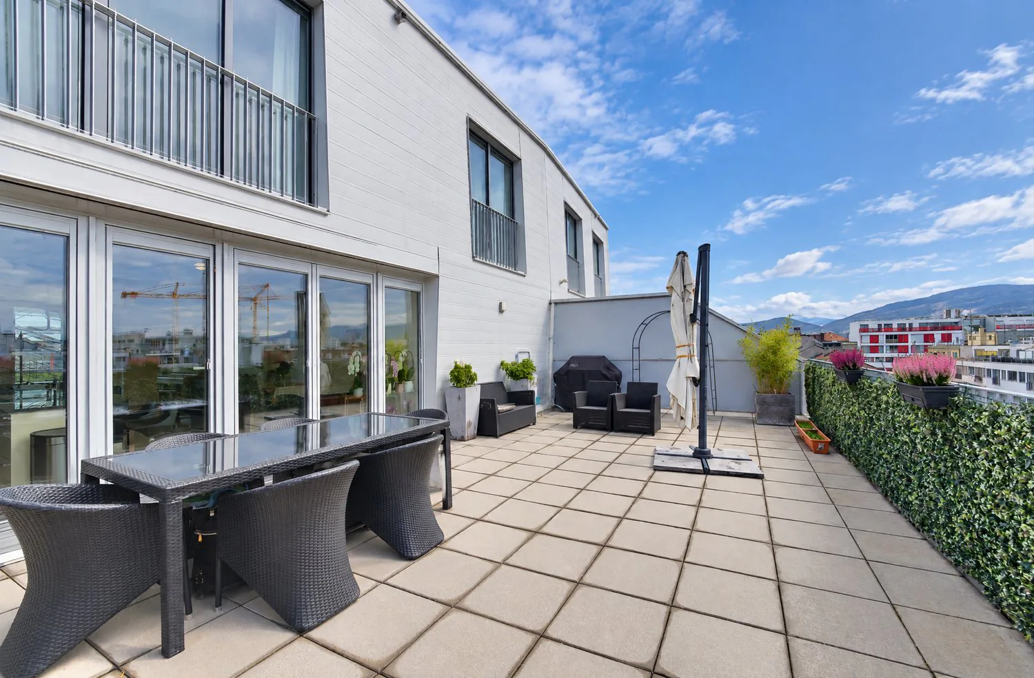 Prächtiges Dachgeschoss-Duplex mit 79 m² Terrasse im Petit-Saconnex