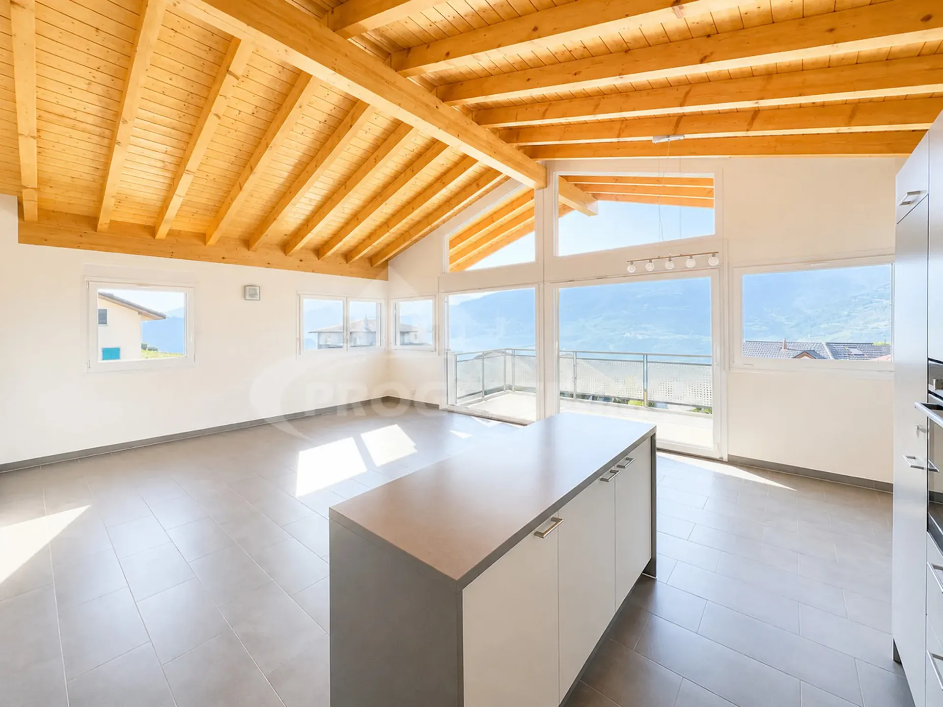 AUSSERGEWÖHNLICHE DACHGESCHOSSWOHNUNG MIT PANORAMABLICK AUF DIE ALPEN