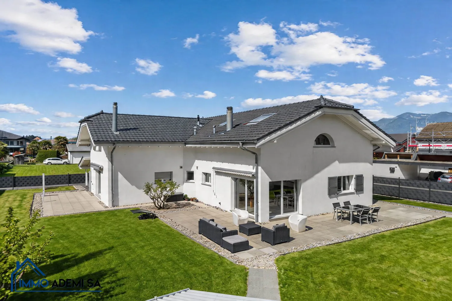 Geräumige Einzelvilla mit 269 m² und 2 Wohnungen, auf einem Grundstück von 1'009 m² in Le Bouveret!