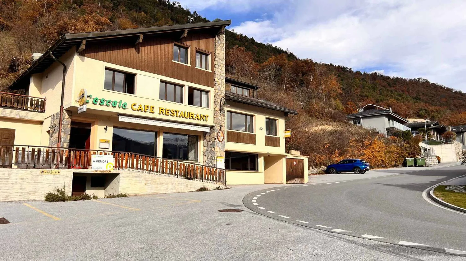 Immeuble mixte avec nombreuses places de parking