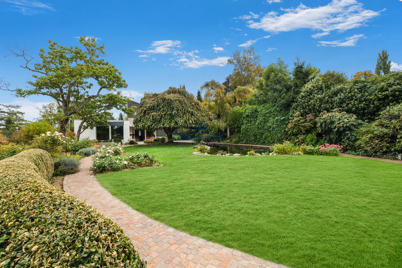 Rarity in prime location - spacious single-family home with park-like garden
