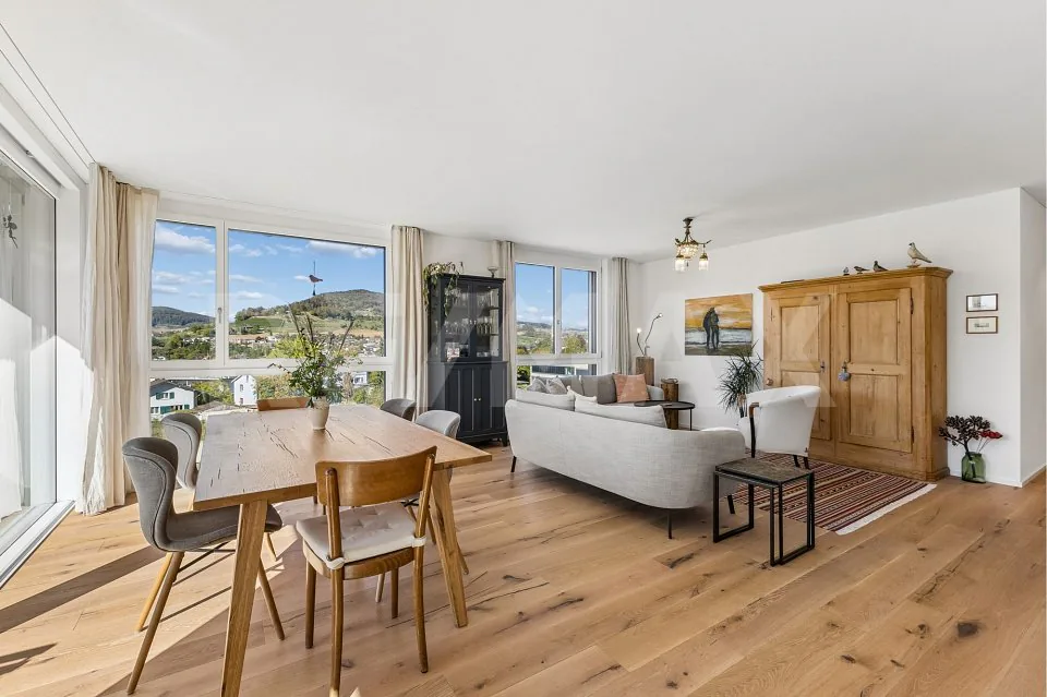 Exclusive attic apartment with spacious balcony and impressive panoramic view