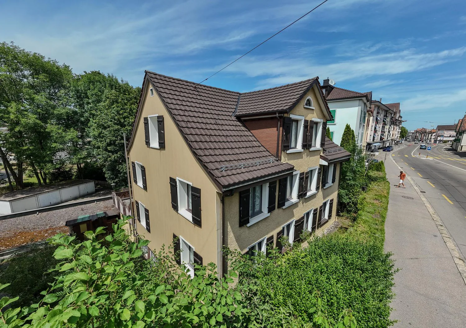 Generationenhaus 3½ & 7½ Zimmerwhg, 4 Garagen, Umschwung/ TopLage!