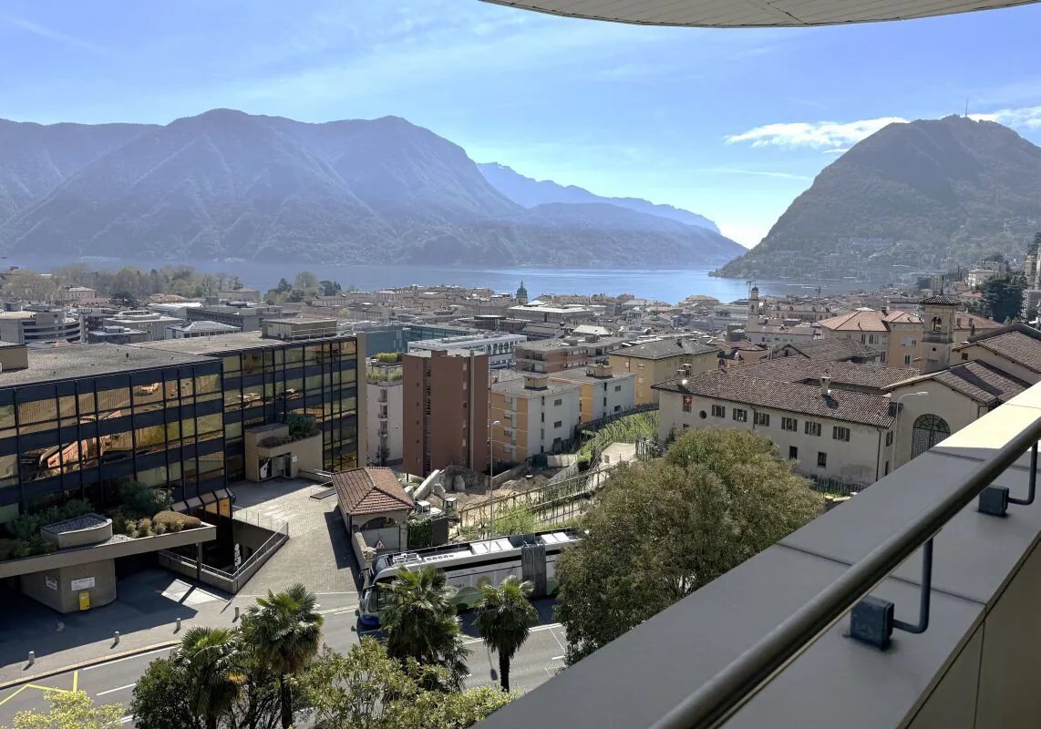 Prestiges Büro mit dominierendem Blick über die Stadt. Geeignet für gemischte Wohnnutzung