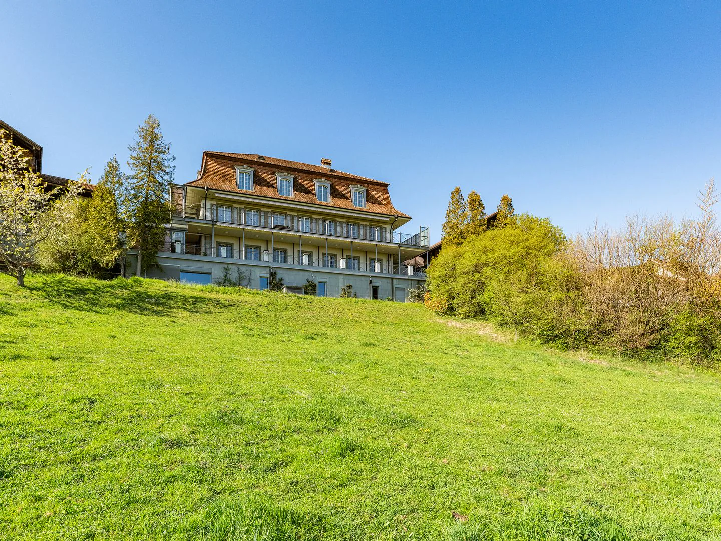 Königlich leben: Landhausvilla mit Bauparzelle